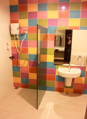 The Win Hotel, Bang Saphan