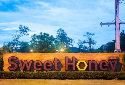 Sweet Honey, K. Sam Roi Yot