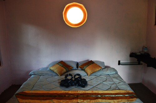 Monkey House, Pai