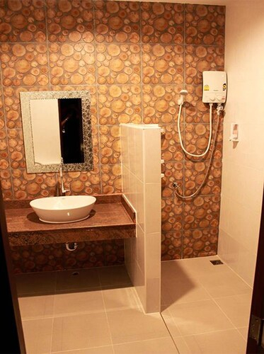The Win Hotel, Bang Saphan