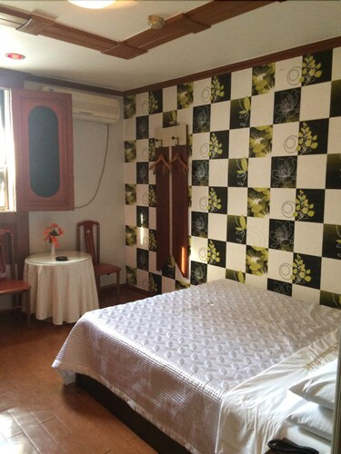 Crown Motel, Nam