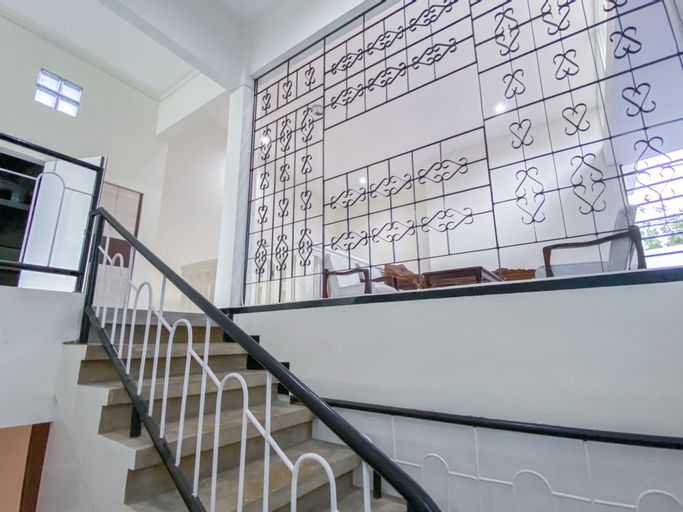 Exterior & Views 2, RedDoorz Syariah @ Mitra Guest House, Malang