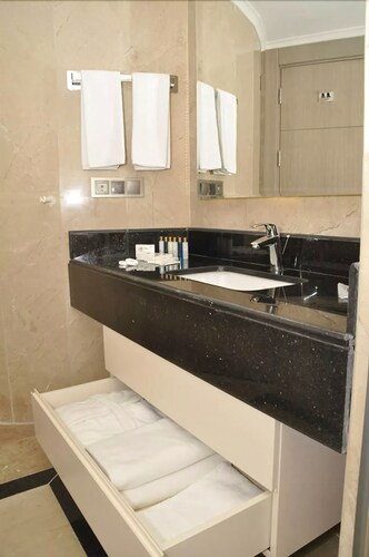 Emir Grand Hotel, Yomra