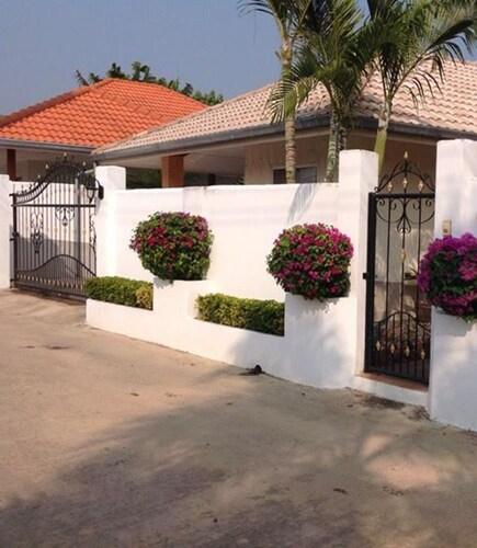 Baansiesom Private Pool Villa, K. Sam Roi Yot
