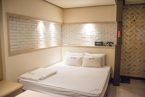 WE Motel, Geumjeong