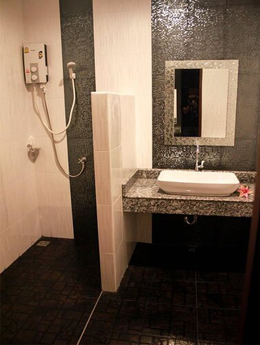 The Win Hotel, Bang Saphan