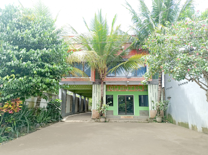 Exterior & Views 2, OYO 90093 Dw Hotel, Malang