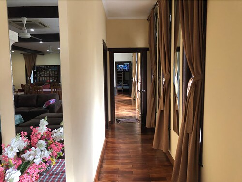 Baan White House, Bang Lamung