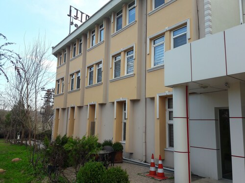 Dem Otel, Merkez