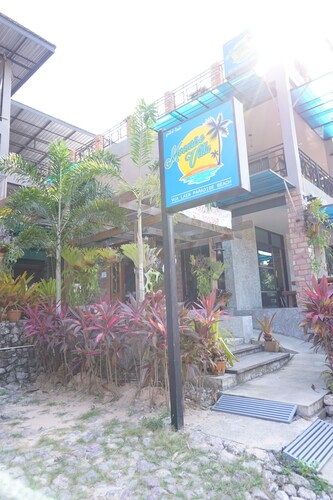 Moonrise Villa, Pathiu