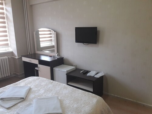 Dem Otel, Merkez