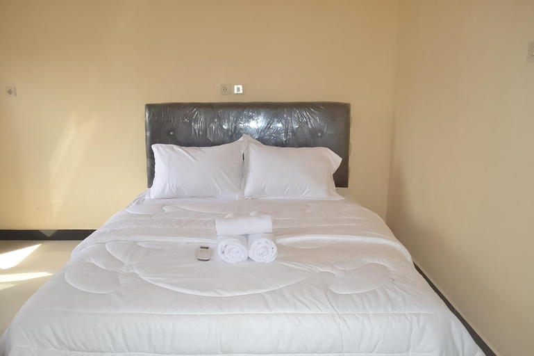 Artayya Puri Homestay near Terminal Purabaya Madiun Mitra RedDoorz - Tap to explore photos