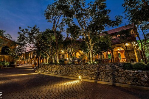 Chateau de Bear Hotel, Muang Nakhon Sawan