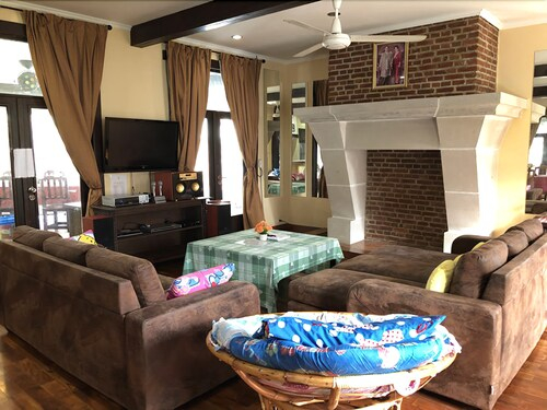 Baan White House, Bang Lamung