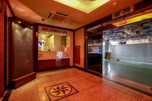 Rozy Hotel, Nam
