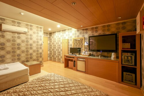 Rozy Hotel, Nam