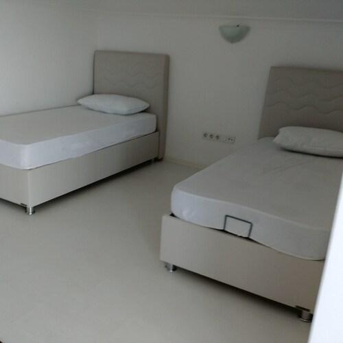 Holiday Villas, Merkez