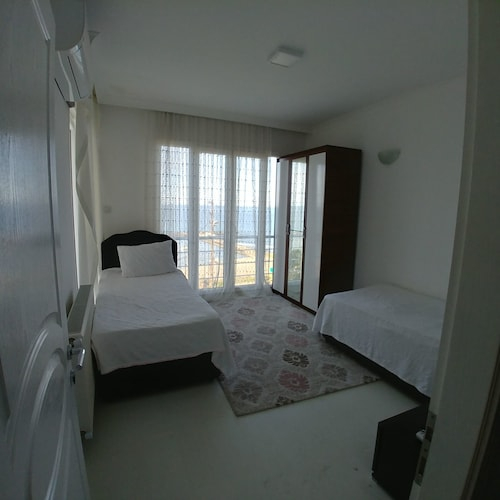 Holiday Villas, Merkez