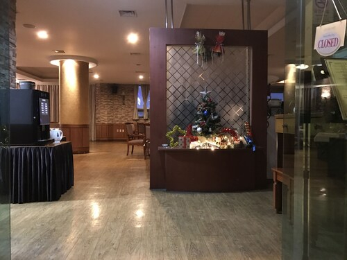Ocean View Hotel, Dong