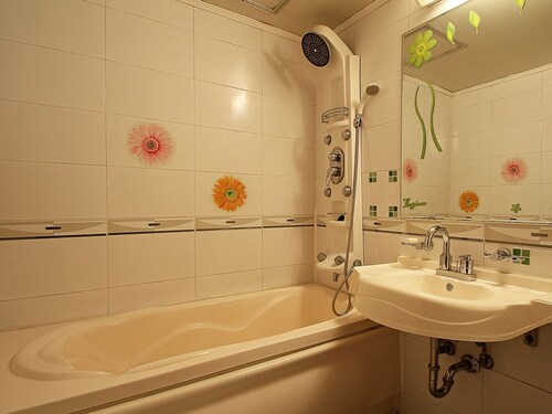 Hotel With, Nam