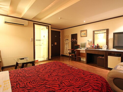 Hotel With, Nam