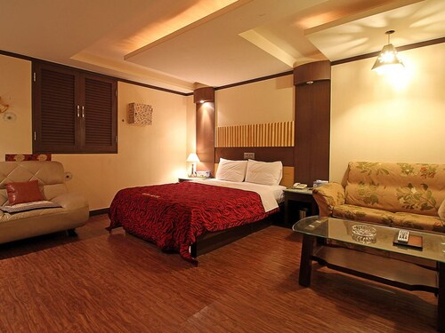Hotel With, Nam