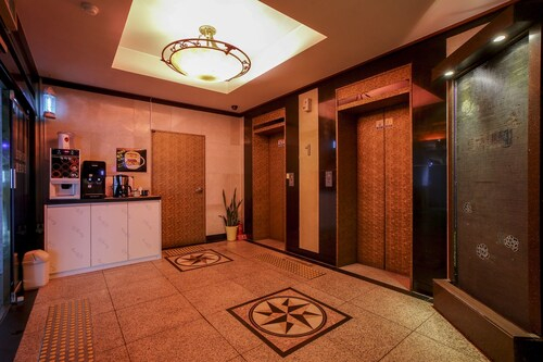 Rozy Hotel, Nam