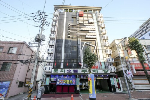 Rozy Hotel, Nam
