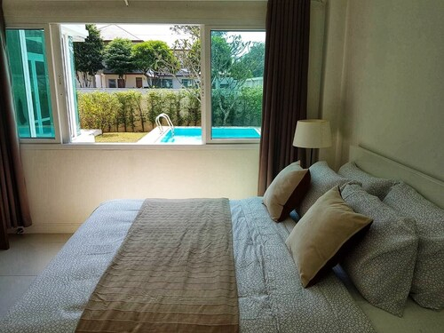 AnB Pool Villa 4BR Beachfront in Pattaya, Bang Lamung