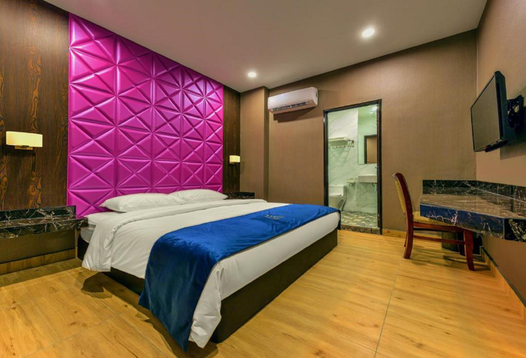 U3 Hotel Room Type - Superior King Room