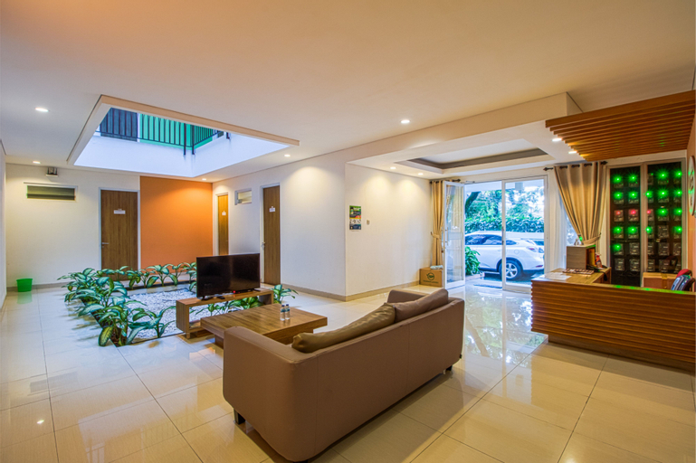 Public Area 2, RedDoorz Syariah near Prasetya Mulya Cilandak Campus, South Jakarta