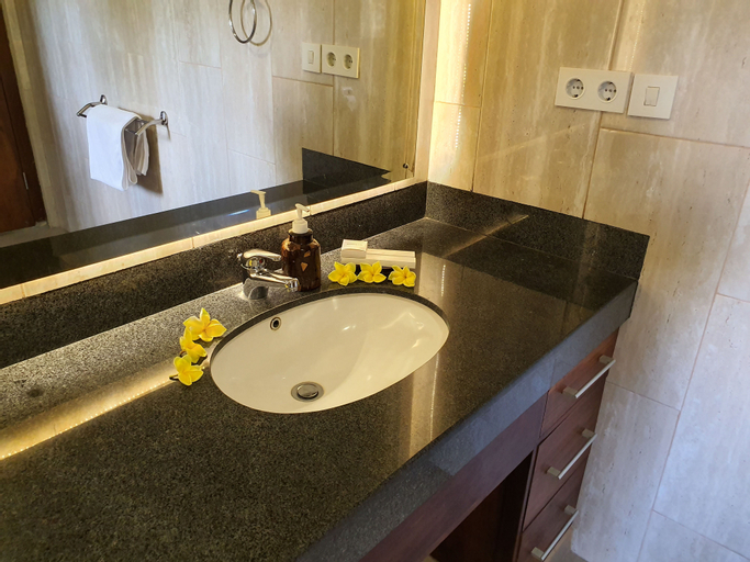 Bathroom 16
