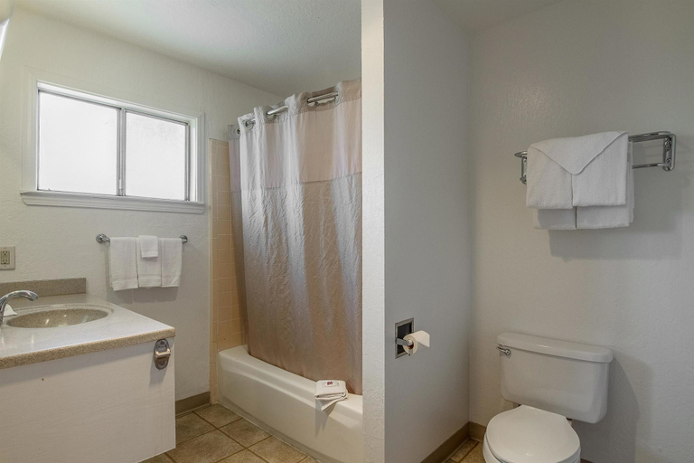 Bathroom 4, Motel 6 Fort Bragg, Mendocino