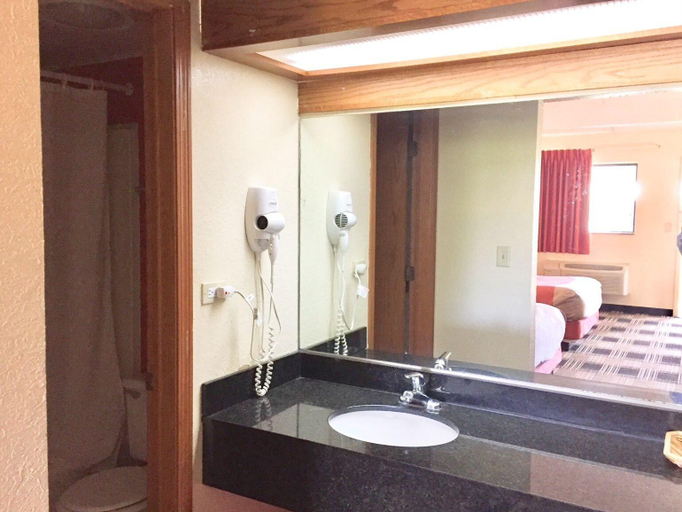 Bathroom 4, Red Carpet Inn Great Lakes, Lake