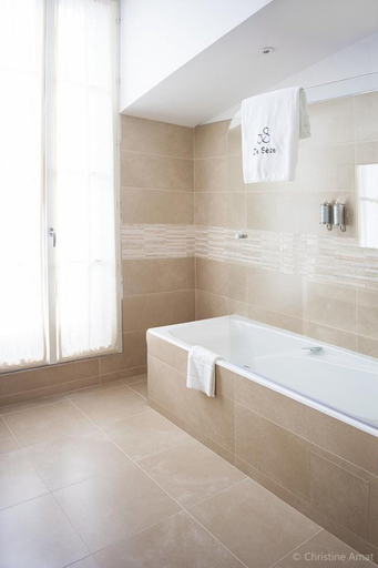 Bathroom 5, De Seze, Gironde