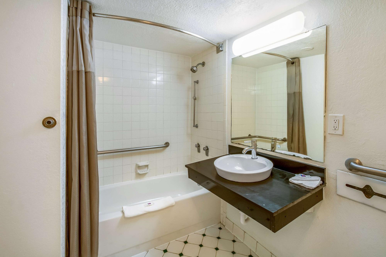 Bathroom 4, Motel 6 Euless, TX - DFW West, Tarrant