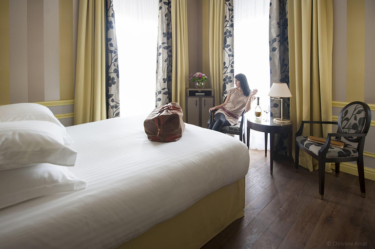 Bedroom 3, De Seze, Gironde
