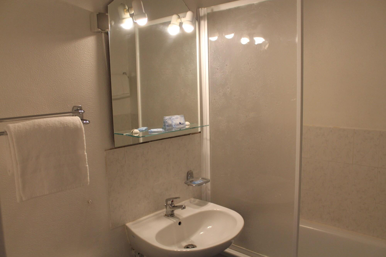 Bathroom, Hotel Les Cedres, Pas-de-Calais