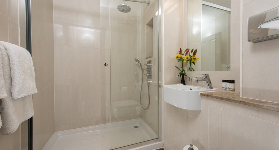 Bathroom 4, Park International Hotel, London