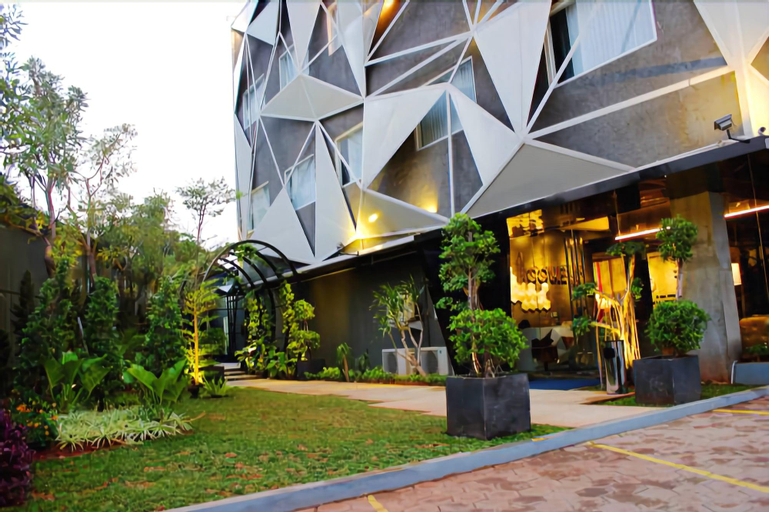 Exterior & Views 28