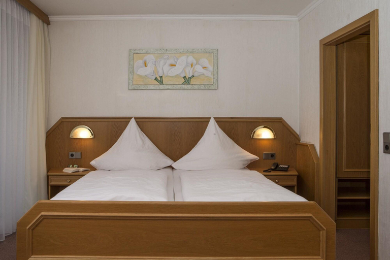 Bedroom 4, Kurhotel Unter den Linden, Passau