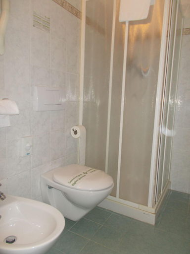 Bathroom 5, Hotel Nedy, Massa Carrara