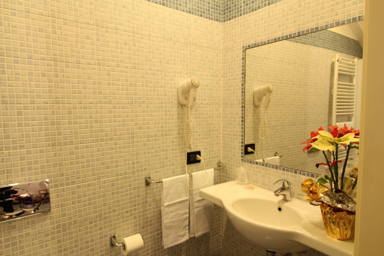 Bathroom 4, Charly, Milano