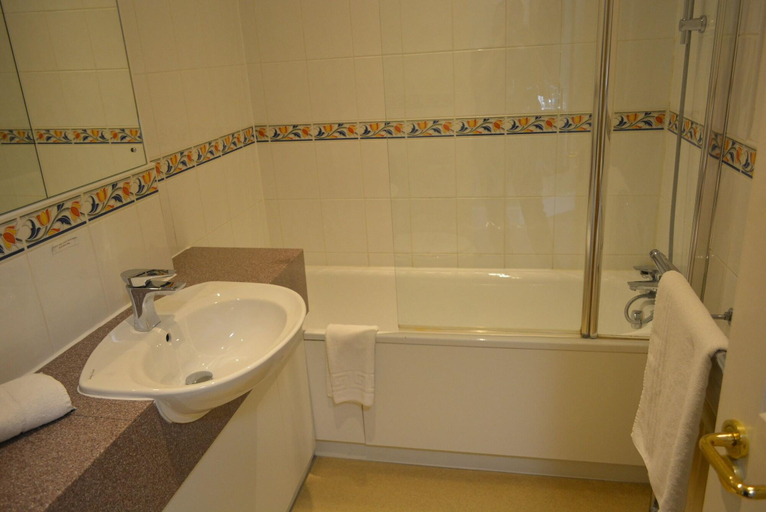 Bathroom 4, Quorn Grange Hotel, Leicestershire