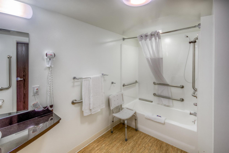 Bathroom 4, Motel 6 Headingley, Division No. 11