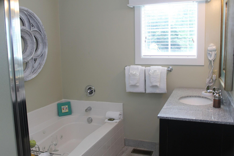 Bathroom 4, King's Creek Resort by Spinnaker, York