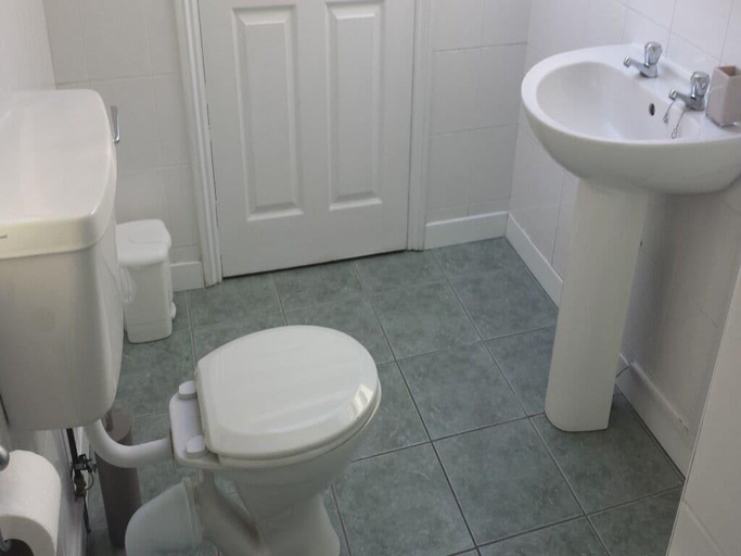 Bathroom 5, Diamonds Guest House, York
