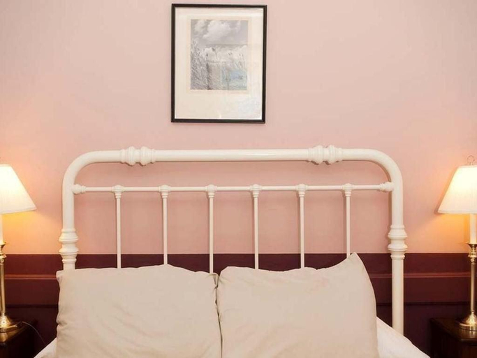 Bedroom 4, Frederick House, Staunton