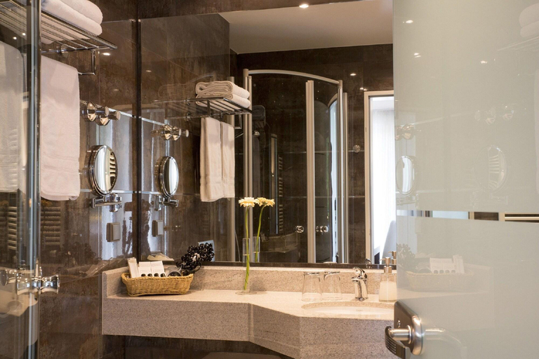 Bathroom 5, L'Arrivée Hotel & Spa, Dortmund