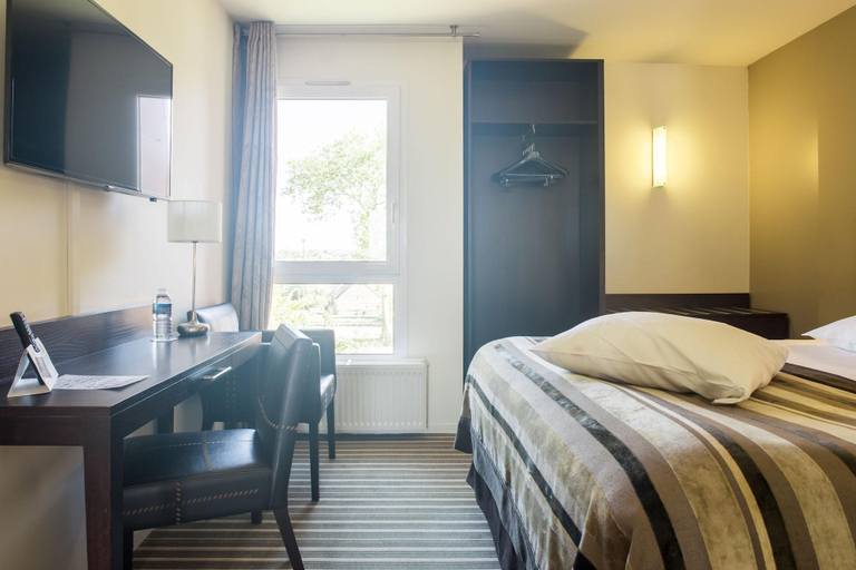 Bedroom 3, Logis Hostellerie D'Aussois, Côte-d'Or